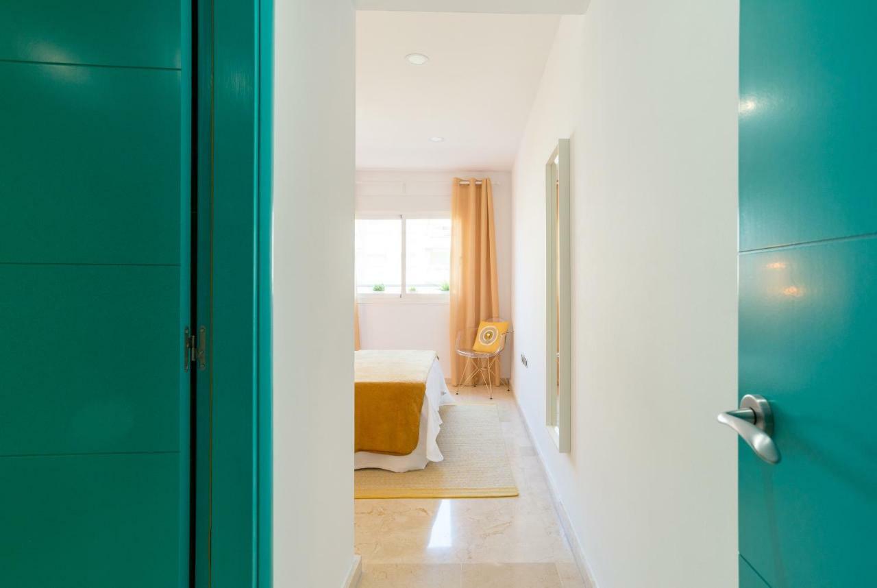 Charming Apartment On The Beach - Pool And Parking Málaga Eksteriør bilde