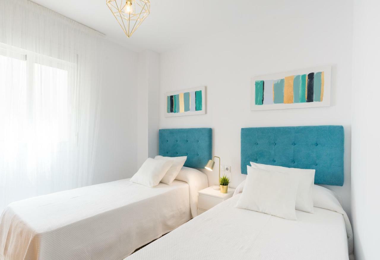 Charming Apartment On The Beach - Pool And Parking Málaga Eksteriør bilde