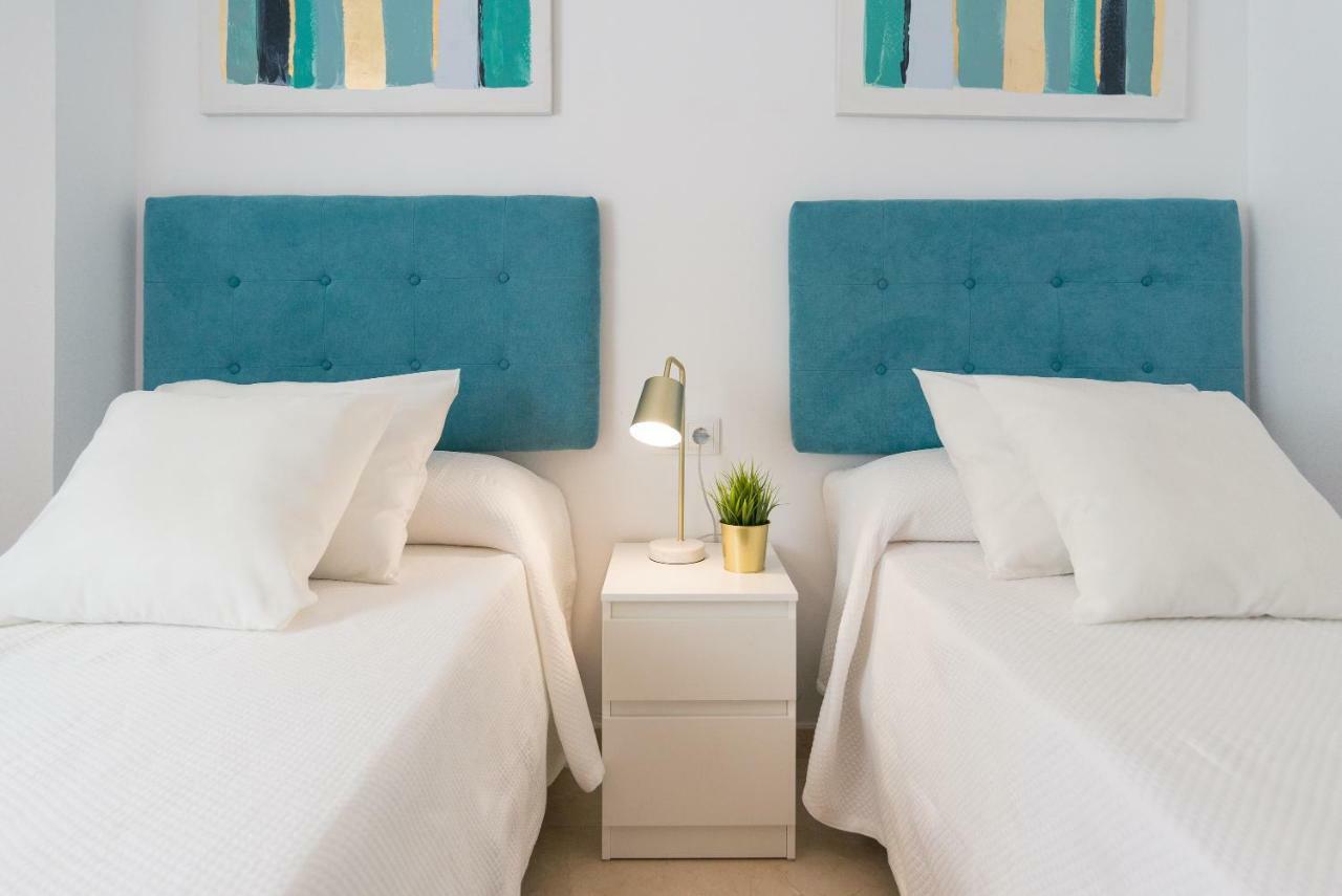 Charming Apartment On The Beach - Pool And Parking Málaga Eksteriør bilde