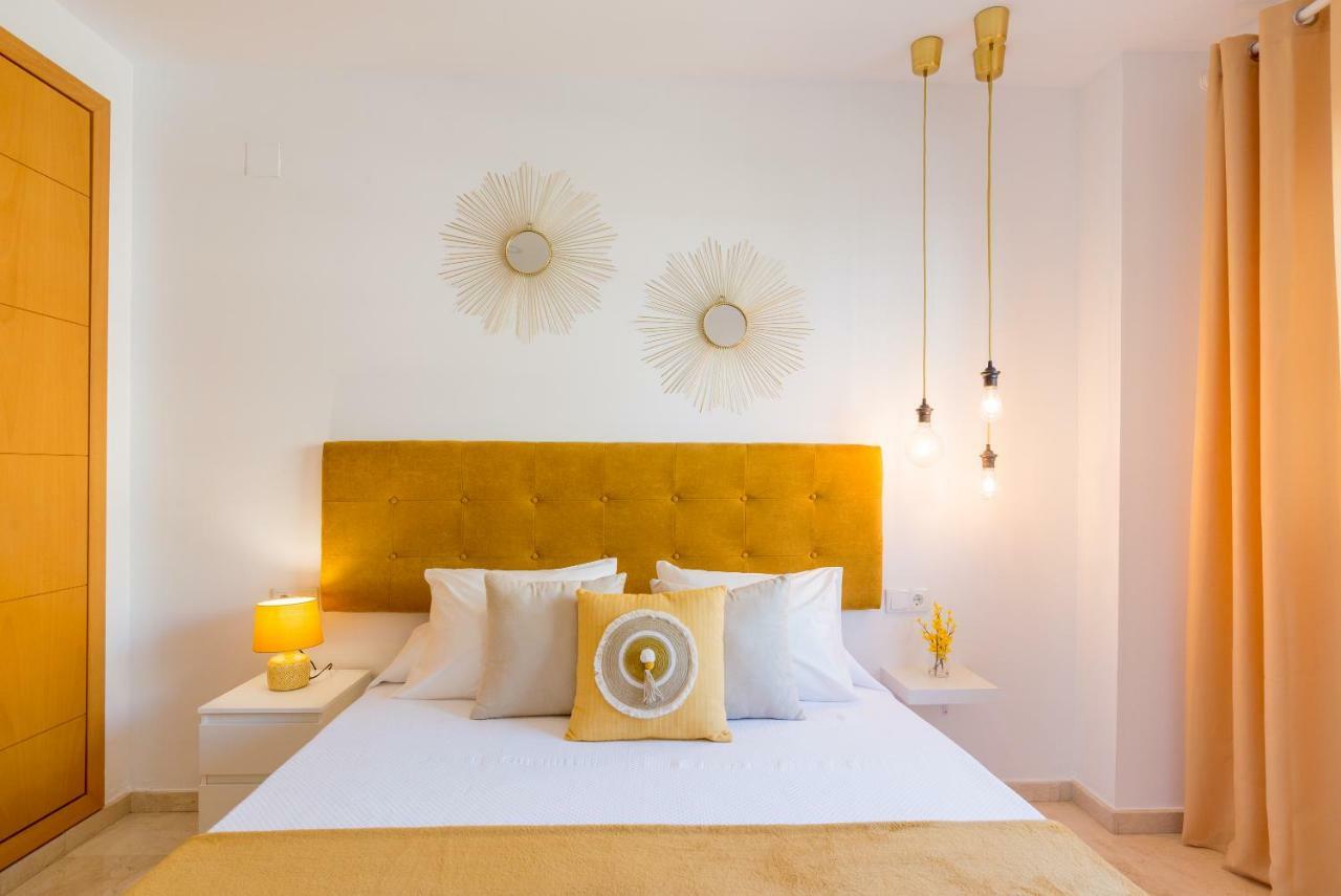 Charming Apartment On The Beach - Pool And Parking Málaga Eksteriør bilde
