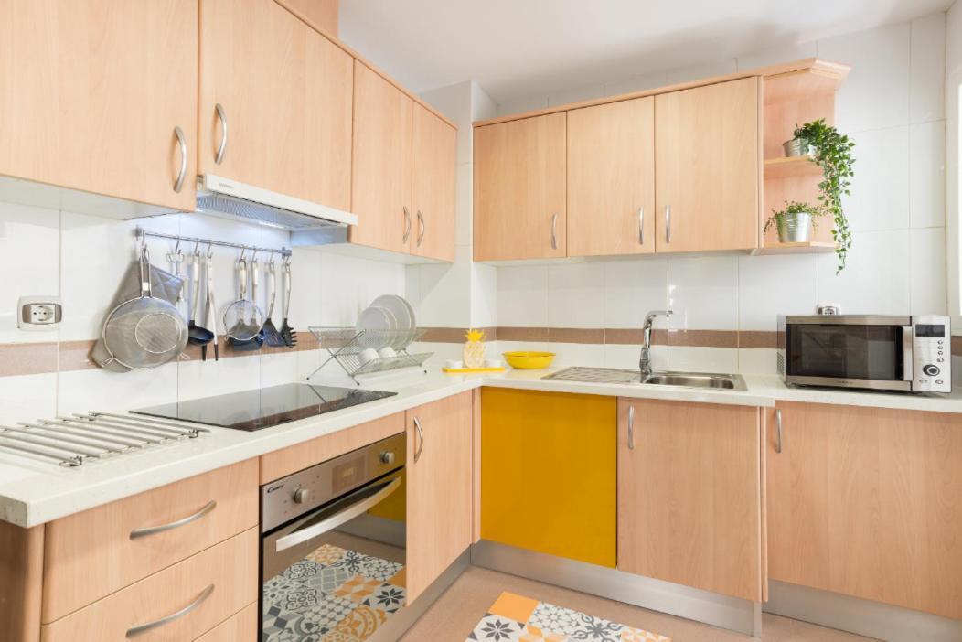 Charming Apartment On The Beach - Pool And Parking Málaga Eksteriør bilde